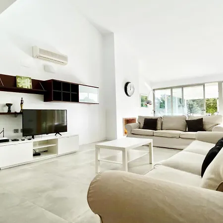 Isabella Spacious Modern With Sea Views