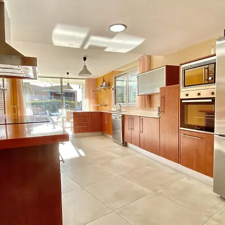 Villa Isabella Spacious Modern With Sea Views *